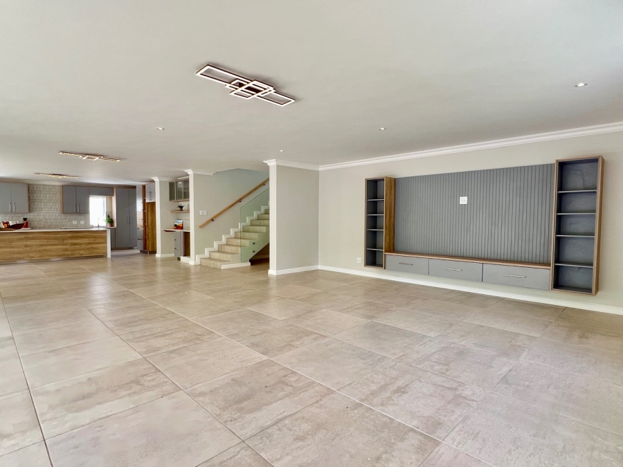 5 Bedroom Property for Sale in Heather Park Western Cape